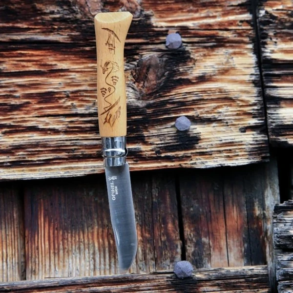 Нож Opinel №8 Alpine adventures, нержавеющая сталь, рукоять бук, гравировка лыжи Нож Opinel №8 Alpine adventures, нержавеющая сталь, рукоять бук, гравировка лыжи
